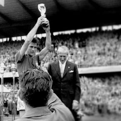 Bellini levanta a Taça Jules Rimet