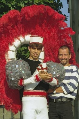 1998: Juninho Pernambucano com a fantasia com que desfilou na Unidos da Tijuca